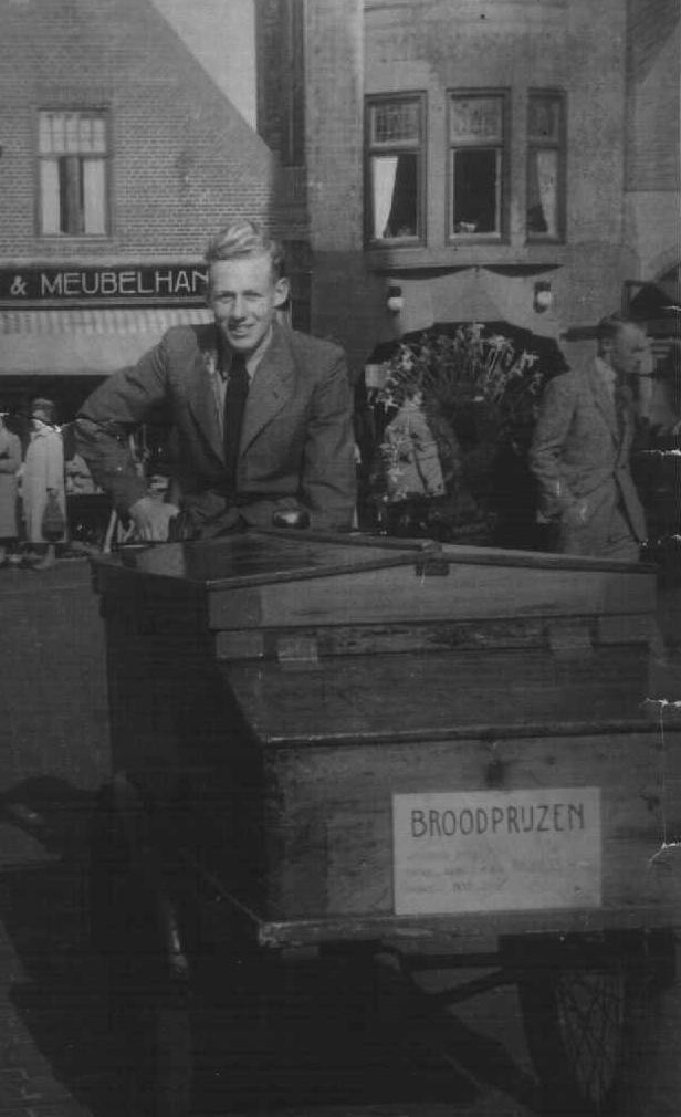 Klik voor foto in apart venster leguit_dirk_1951.jpg