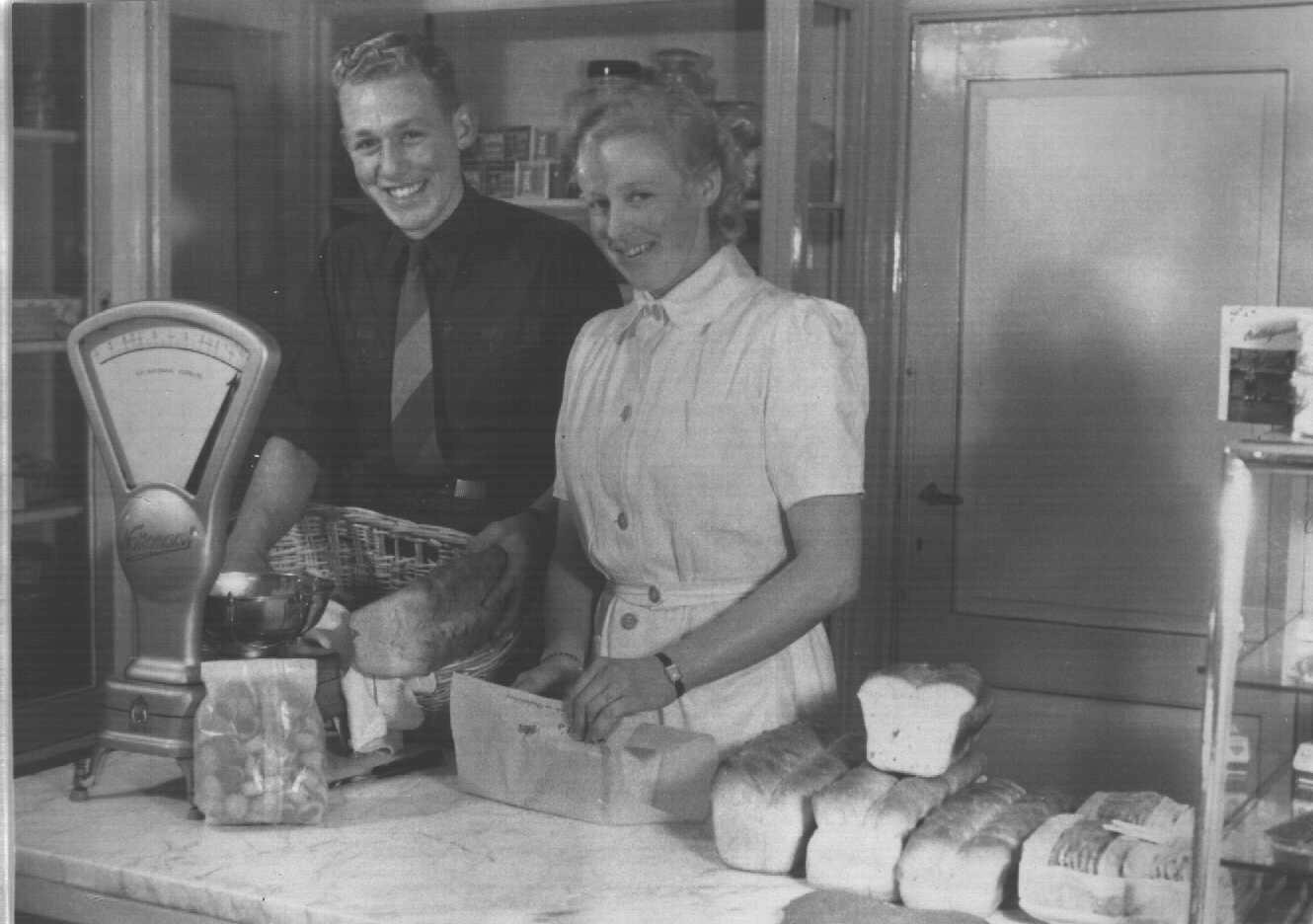 Klik voor foto in apart venster leguit_mieke_dirk_in_bakkerij.jpg